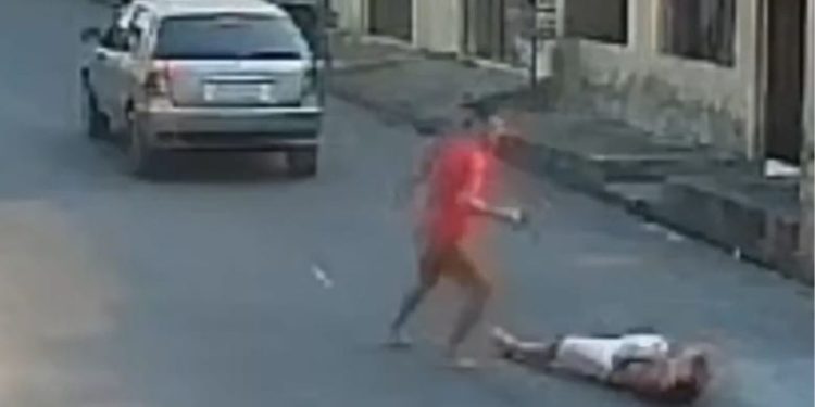 Vídeo mostra pistoleiro descarregando o cartucho para matar jovem em Manaus
