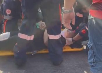 Idosa quebra a perna ao ser atropelada por motociclista que avançou o sinal vermelho na Cidade Nova