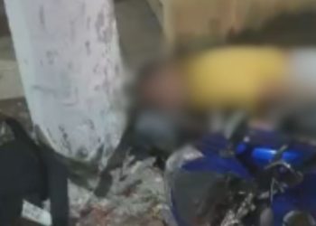 Motociclista sofre acidente em Manaus e morre após bater a cabeça contra o poste; veja o vídeo