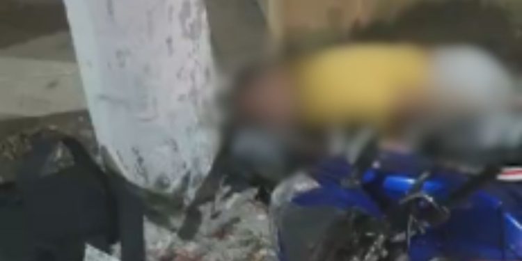 Motociclista sofre acidente em Manaus e morre após bater a cabeça contra o poste; veja o vídeo