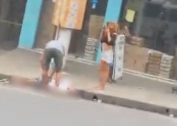 "Moleque ali com gargalo": vídeo mostra homem recebendo 'bicuda' por dupla no Jorge Teixeira