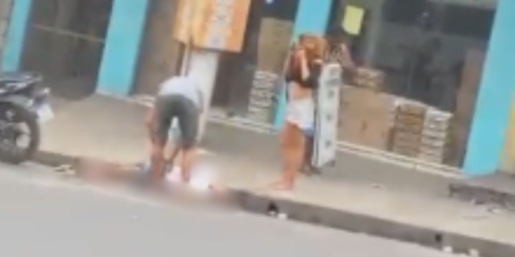 "Moleque ali com gargalo": vídeo mostra homem recebendo 'bicuda' por dupla no Jorge Teixeira