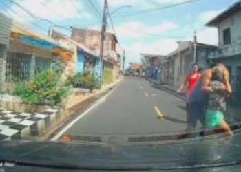 Vídeo: Motorista registra momento de acidente entre seu carro e moto; idosa ficou ferida