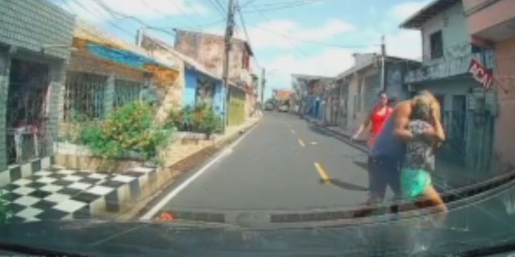 Vídeo: Motorista registra momento de acidente entre seu carro e moto; idosa ficou ferida