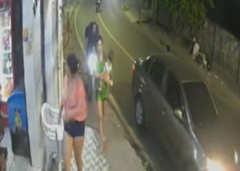 Câmera registra mulher com bebê no colo sendo atropel@da por entregador na Compensa