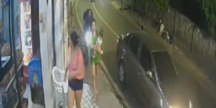 Câmera registra mulher com bebê no colo sendo atropel@da por entregador na Compensa
