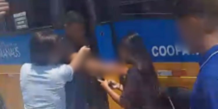 Estudante é socorrido após ficar ferido durante colisão entre 'Amarelinhos' na Avenida Autaz Mirim; veja o vídeo