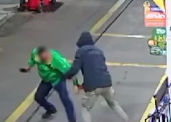 Vídeo: Frentista reage e leva mata-leão de ladrão em posto