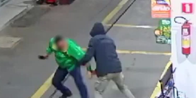 Vídeo: Frentista reage e leva mata-leão de ladrão em posto