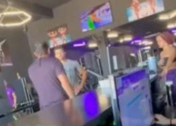 Policial joga as malas da esposa em academia ao descobrir caso com personal: “Pesquisa bem quem é o marido dela”