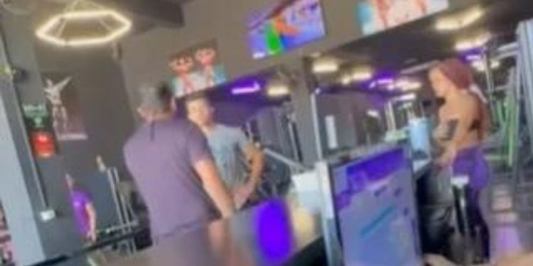 Policial joga as malas da esposa em academia ao descobrir caso com personal: “Pesquisa bem quem é o marido dela”