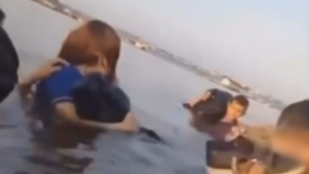 Vídeo: Estudantes são arremessados no lago após banzeiro causado por lanche em Tefé