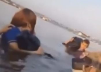 Vídeo: Estudantes são arremessados no lago após banzeiro causado por lanche em Tefé