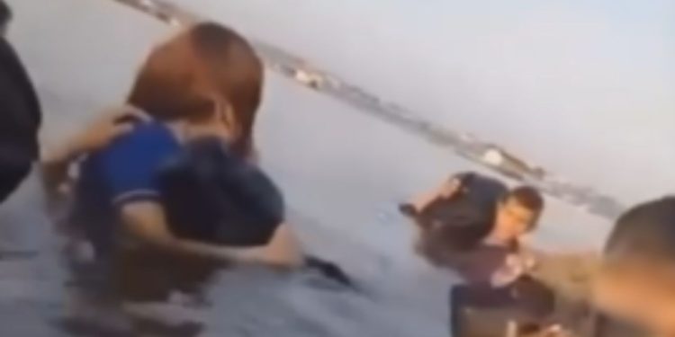 Vídeo: Estudantes são arremessados no lago após banzeiro causado por lanche em Tefé