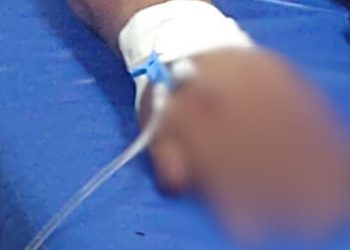 Grupo faz 'sessão de linchamento' sob a Ponte do Rio Negro e homem acaba na maca do SPA