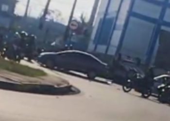 Trânsito fica congestionado na Avenida das Torres após carro com família capotar