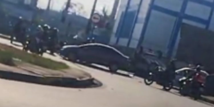 Trânsito fica congestionado na Avenida das Torres após carro com família capotar