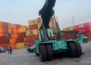 Operador de empilhadeira realiza manobra e mata colega esmagado em Manaus; veja como ele ficou