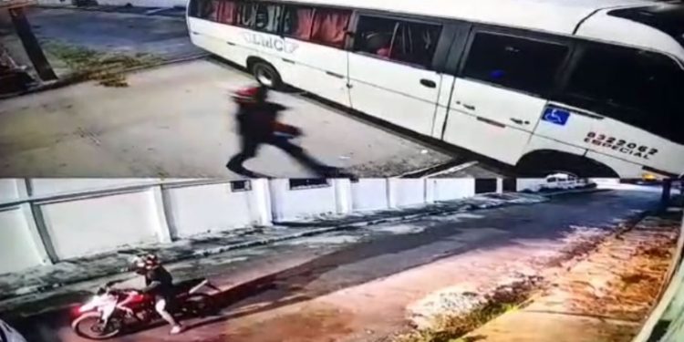 Vídeo mostra ônibus de rota sendo cercado e trabalhadores assaltados em Manaus