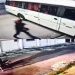 Vídeo mostra ônibus de rota sendo cercado e trabalhadores assaltados em Manaus