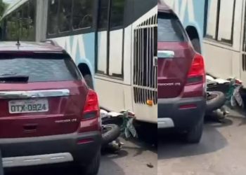 Vídeo: motora do 652 é acusado de espremer motoqueiro pra cima carro em Manaus