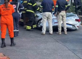 Vídeo: carreta é retirada de cima de carro esmagado em Manaus