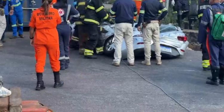 Vídeo: carreta é retirada de cima de carro esmagado em Manaus