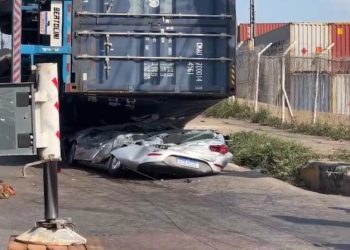 Vídeo: bombeiros confirmam morte de motorista do carro esmagado por carreta  em Manaus