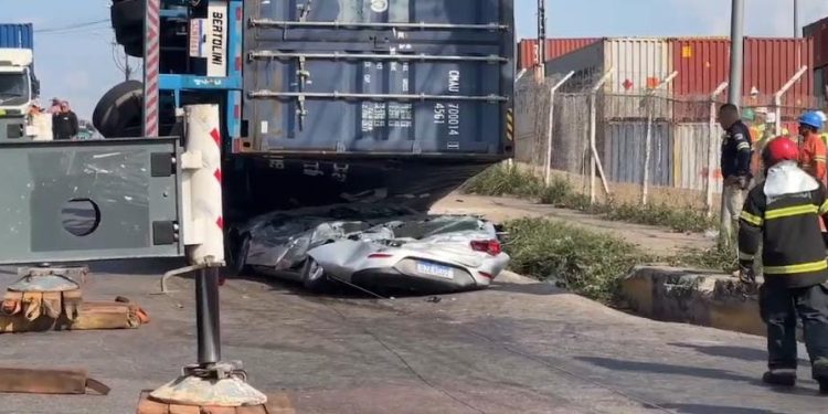 Vídeo: bombeiros confirmam morte de motorista do carro esmagado por carreta  em Manaus