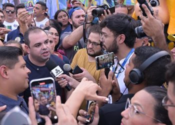 “Vamos trabalhar duro para diminuir o lixo dos igarapés”, diz Roberto Cidade