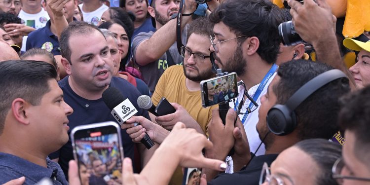 “Vamos trabalhar duro para diminuir o lixo dos igarapés”, diz Roberto Cidade
