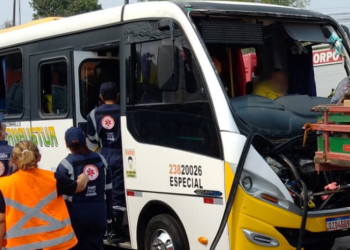 Vídeo: Quatro passageiros ficam feridos após colisão de rota com caminhão na Autaz Mirim