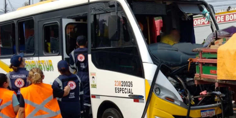 Vídeo: Quatro passageiros ficam feridos após colisão de rota com caminhão na Autaz Mirim