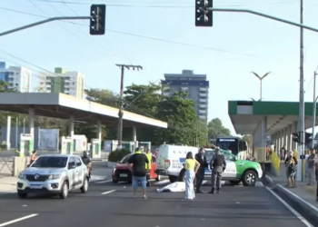Motoqueiro ‘chutado’ atropela e m@ta idoso na faixa de pedestres na Constantino Nery