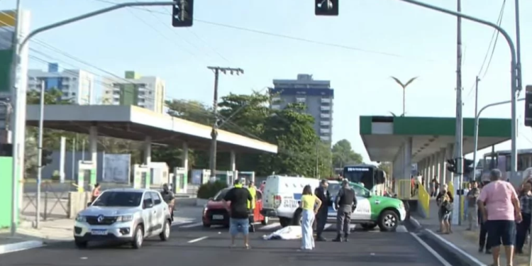Motoqueiro ‘chutado’ atropela e m@ta idoso na faixa de pedestres na Constantino Nery