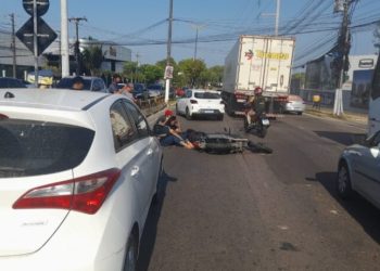 Vídeo: Motoqueiro e mulher ficam feridos ao tentarem ultrapassar carreta na Ponta Negra
