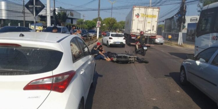 Vídeo: Motoqueiro e mulher ficam feridos ao tentarem ultrapassar carreta na Ponta Negra