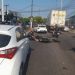 Vídeo: Motoqueiro e mulher ficam feridos ao tentarem ultrapassar carreta na Ponta Negra