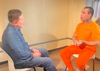 Ademar Cardoso, irmã de Djidja Cardoso, é entrevistado por Roberto Cabrini para o Câmera Record