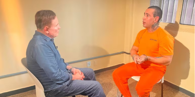 Ademar Cardoso, irmã de Djidja Cardoso, é entrevistado por Roberto Cabrini para o Câmera Record