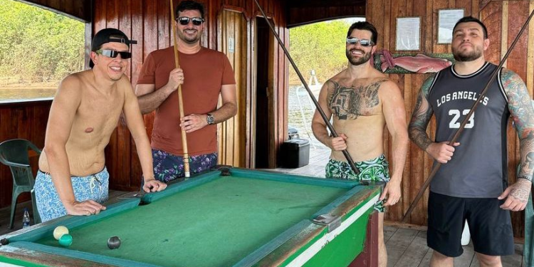Alok aproveita flutuante com amigos e família horas antes de se apresentar no #SouManaus
