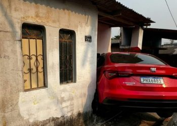 Carro desgovernado invade casa e fica “entalado” em Manaus
