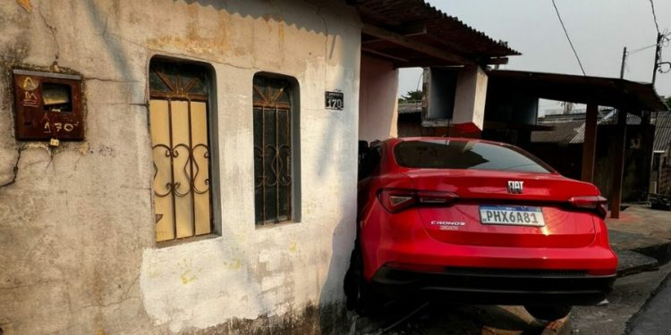 Carro desgovernado invade casa e fica “entalado” em Manaus