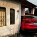 Carro desgovernado invade casa e fica “entalado” em Manaus