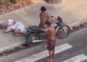 Vídeo mostra balead0s ag0nizando na parada de ônibus e na calçada em Manaus