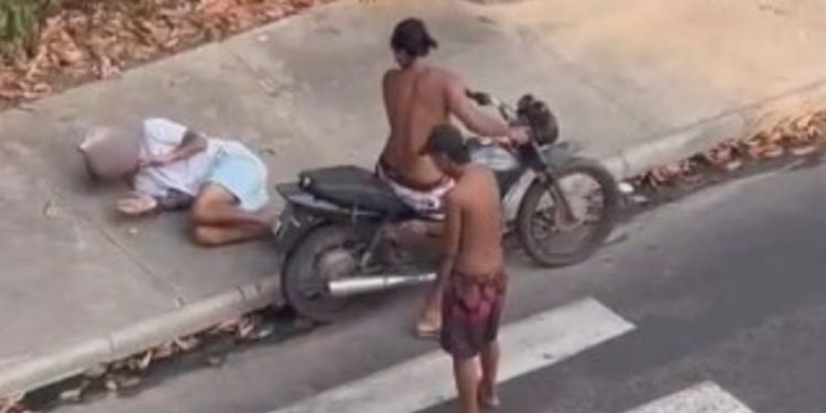 Vídeo mostra balead0s ag0nizando na parada de ônibus e na calçada em Manaus