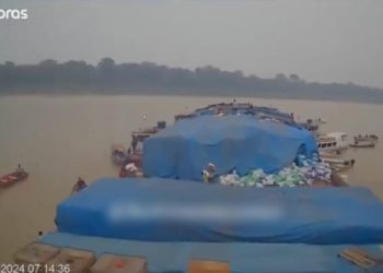 Vídeo mostra mais de 100 pessoas saqueando balsa cheia de alimentos no Amazonas; veja