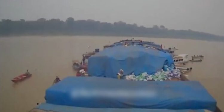 Vídeo mostra mais de 100 pessoas saqueando balsa cheia de alimentos no Amazonas; veja