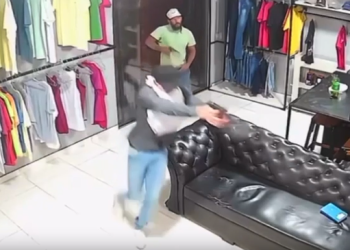 Vídeo: Dupla invade estabelecimento e ex3cut@ barbeiro e cliente