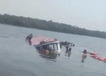 Barco com 7 pessoas da mesma família, incluindo bebê de 1 ano naufraga em Parintins